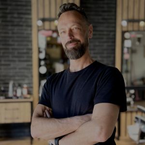 Edward podczas pracy - profesjonalne podejście do klienta w FORMEN