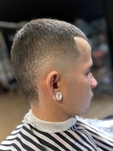 Buzz Cut – idealna, bardzo krótka fryzura męska z precyzyjnym cieniowaniem maszynką. Szybkie i schludne strzyżenie w FORMEN Barbershop Kalisz.