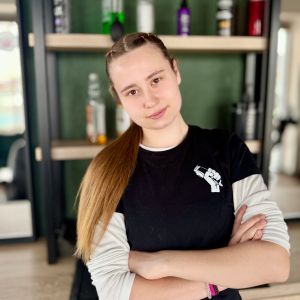 Oliwia - barberka wykonująca precyzyjne strzyżenie brody i włosów